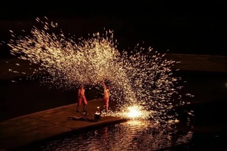 一勺铁水是如何打成铁“花”的? 一勺铁水是如何打成铁“花”的?