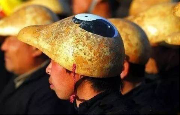 一勺铁水是如何打成铁“花”的? 一勺铁水是如何打成铁“花”的?